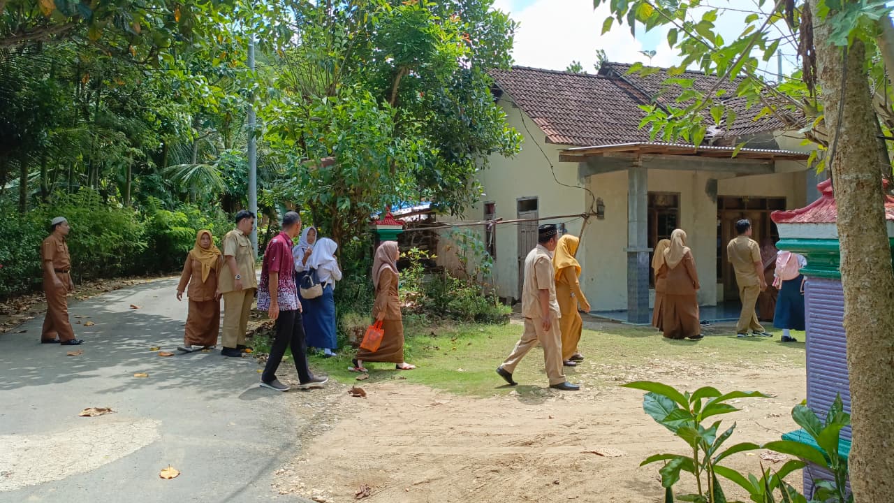 Pererat Silaturahmi, SMP Negeri 6 Sudimoro Gelar Halalbihalal ke Lingkungan Sekitar