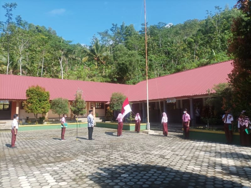 Pelaksanaan Rutin Upacara Bendera Hari Senin