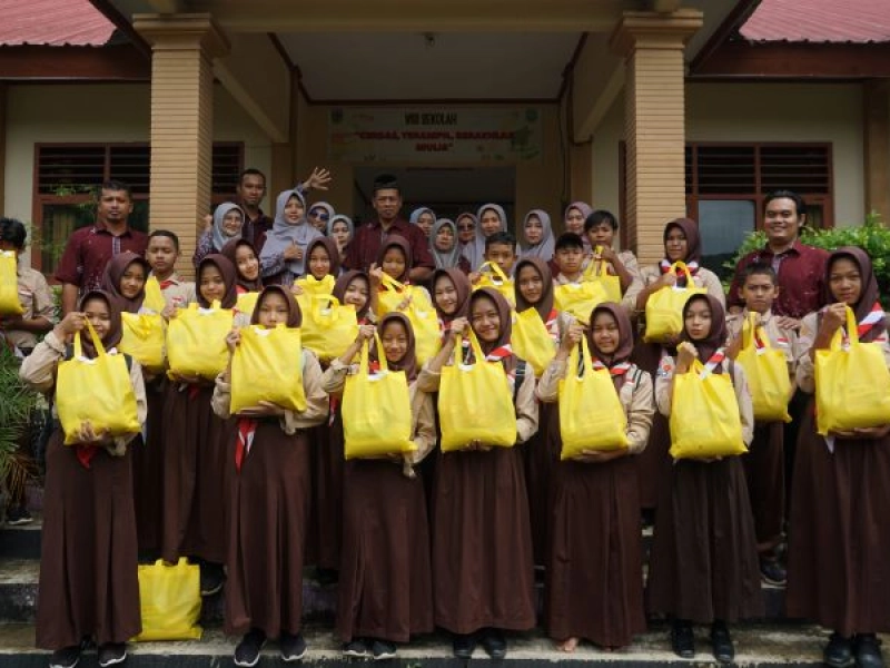 Penyaluran Bansos oleh OSIS SMP Negeri 6 Sudimoro